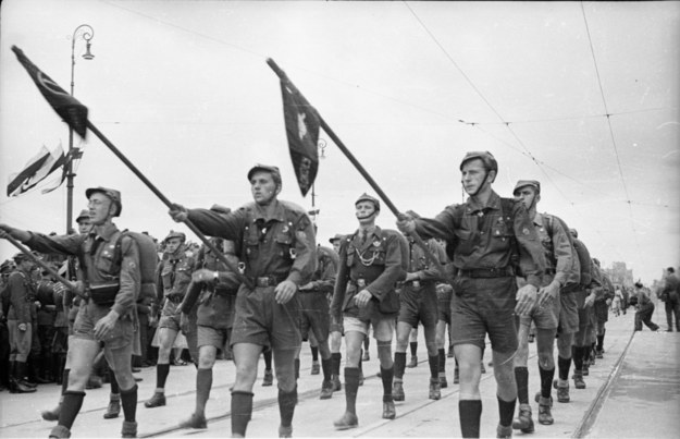 Harcerze w paradzie z okazji 22 lipca. Most Poniatowskiego, 1946 rok /CAF /PAP