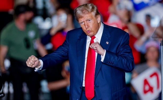 Harris: Słowa Trumpa o Hitlerze pokazują, że chce wojska lojalnego wobec siebie