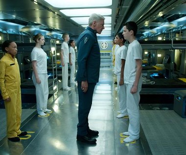Harrison Ford i Asa Butterfield w scenie z filmu "Gra Endera"