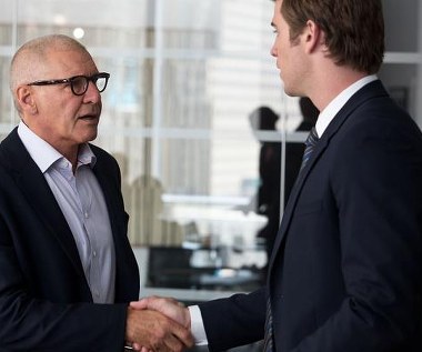 Harrison Ford i Liam Hemsworth w scenie z filmu "Paranoja"