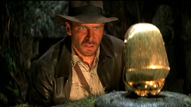 Harrison Ford w scenie z filmu "Poszukiwacze zaginionej Arki" /materiały prasowe