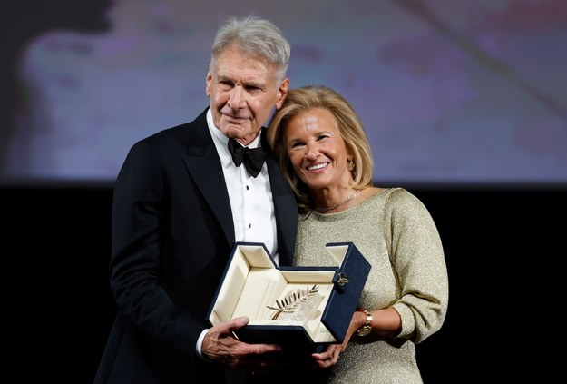 Harrison Ford z Honorową Złotą Palmą i Iris Knobloch -  prezydent festiwalu w Cannes /SEBASTIEN NOGIER  /PAP/EPA