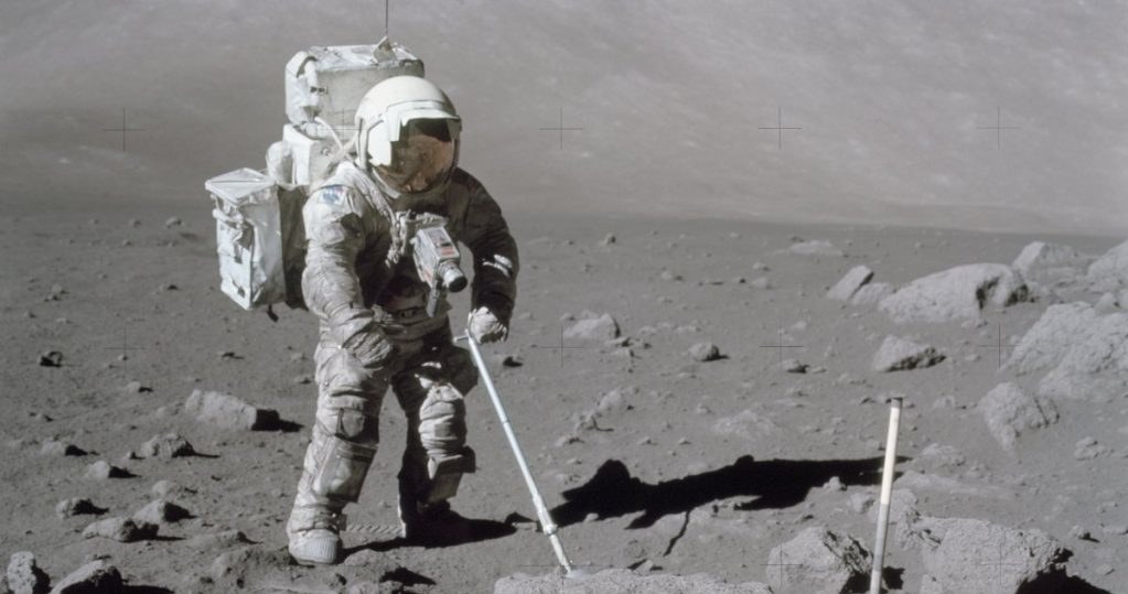 Harrison Schmitt podczas misji Apollo 17. Na skafandrze astronauty widać dużą ilość pyłu księżycowego /NASA