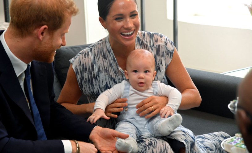 Harry i Meghan przedstawili córeczkę królowej /	Toby Melville /Getty Images