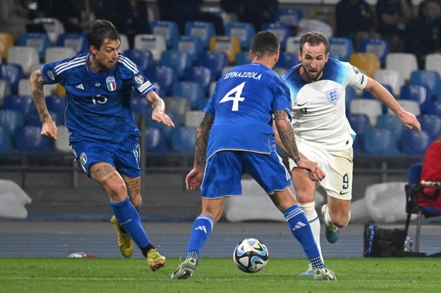 Harry Kane i Leonardo Spinazzola walczący o piłkę w trakcie meczu Włochy - Anglia /CIRO FUSCO /PAP/EPA