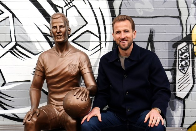 Harry Kane obok swojego pomnika /Zac Goodwin /PAP/PA