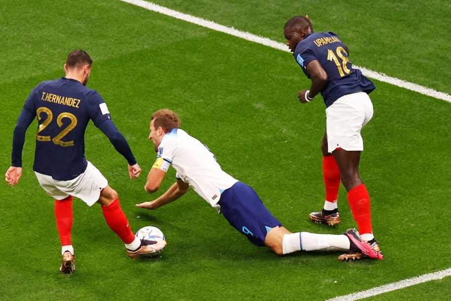 Harry Kane pada w polu karnym /PAP/EPA