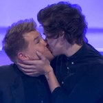 Harry Styles i James Corden całują się (wideo)