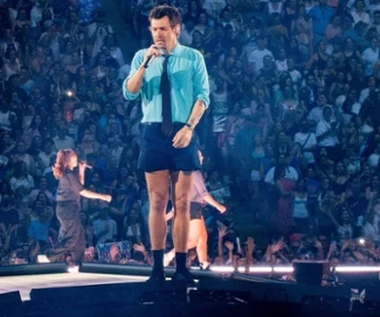 Harry Styles zadławił się i upadł na oczach tysięcy. "Nikt mu nie pomógł!"