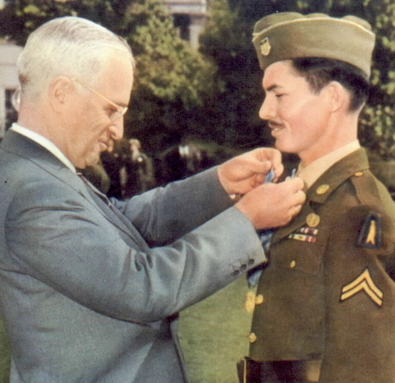 Harry Truman odznacza Dossa Medalem Honoru /Wikimedia Commons – repozytorium wolnych zasobów /INTERIA.PL/materiały prasowe