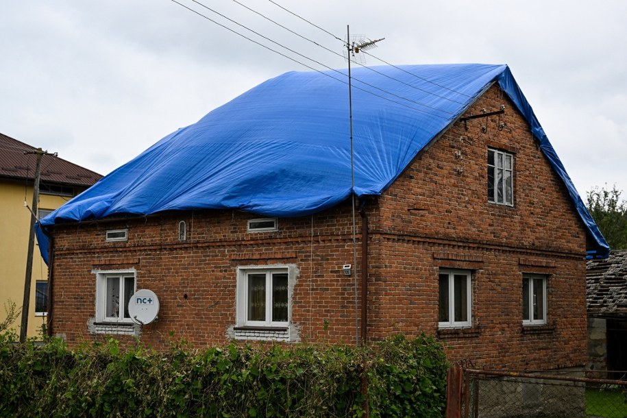 Harta - jeden z budynków uszkodzonych przez gradobicie /Darek Delmanowicz /PAP