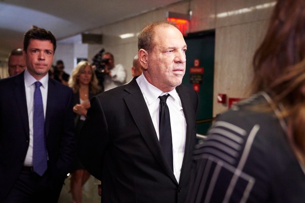 Harvey Weinstein nie przyznał się do pięciu zarzutów karnych z wcześniejszego aktu oskarżenia /JAMES KEIVOM /PAP