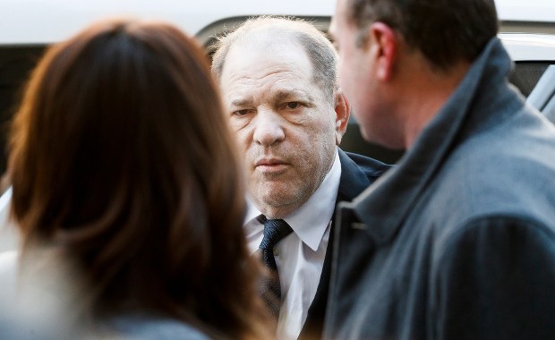 Harvey Weinstein przed sądem. "Był nie tylko tytanem w Hollywood, ale gwałcicielem"
