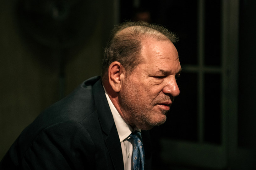 Harvey Weinstein tuż po odczytaniu wyroku został zakuty w kajdanki i trafił do więzienia /Scott Heins /Getty Images