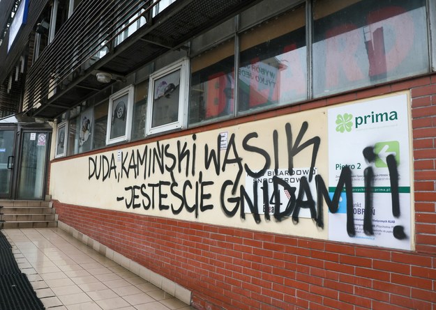 Hasło "Duda, Kamiński, Wasik - jesteście gnidami" namalowane na elewacji budynku przy ul. Nowogrodzkiej 84/86 /Fot. Wojciech Olkusnik/East News /