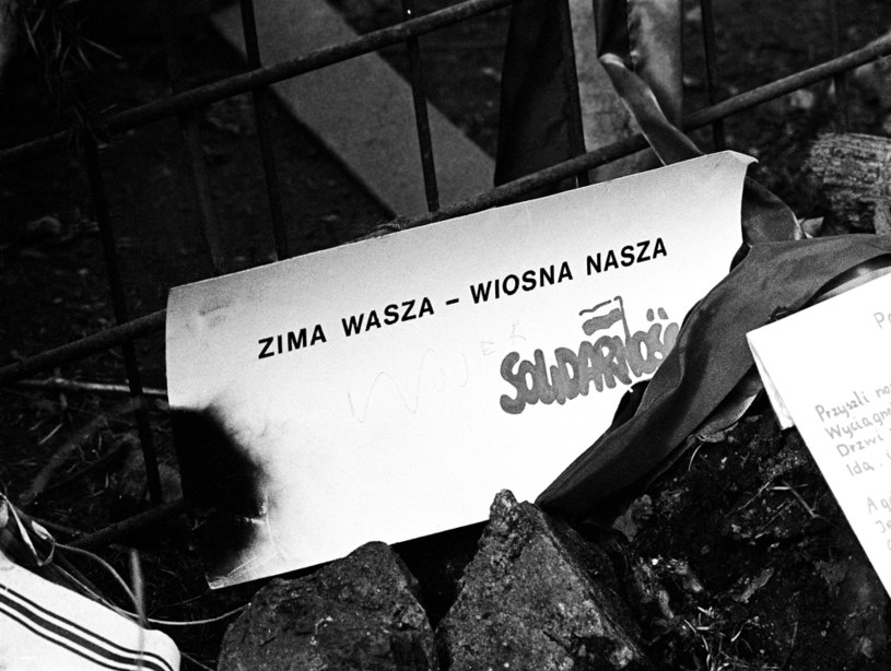 Hasło z początku stanu wojennego: "Zima wasza, wiosna nasza", kopalnia "Wujek" w Katowicach /Krzysztof Pawela /Agencja FORUM