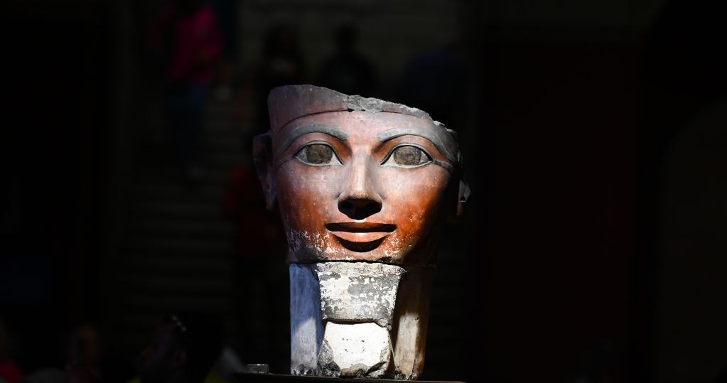 Hatszepsut przedstawiana była z męskimi atrybutami, a w późniejszych latach jej rządów jako mężczyzna /	Sayed Hassan /Getty Images