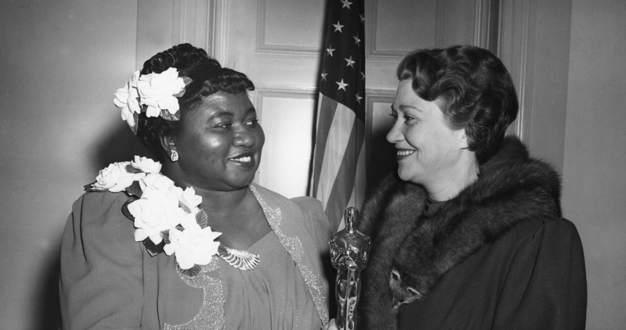 Hattie McDaniel (L) z Oscarem /www.oscars.org /materiały prasowe