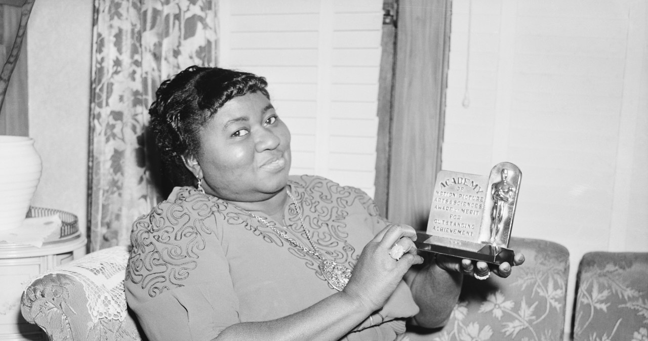 Hattie McDaniel z nagrodą Akademii za drugoplanową rolę w "Przeminęło z wiatrem" /Bettmann / Contributor /Getty Images