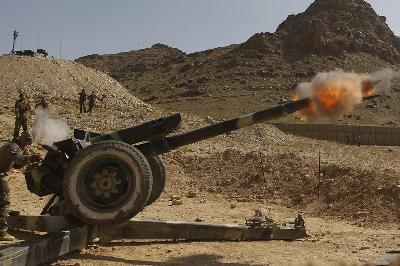 Haubica D-30 strzelająca w Afganistanie /JOEL SAGET /AFP