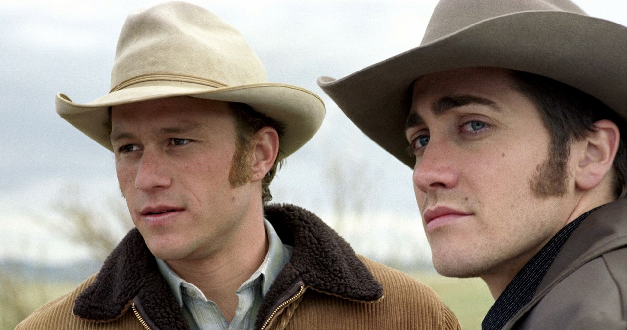 Heath Ledger i Jake Gyllenhaal w filmie "Tajemnica Brokeback Mountain" /Everett Collection /East News