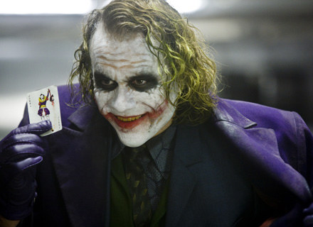 Heath Ledger jako Joker w filmie "Mroczny rycerz" naprawdę przerażał /materiały dystrybutora