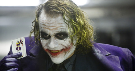 Heath Ledger jako Joker w filmie "Mroczny rycerz" naprawdę przerażał /materiały dystrybutora