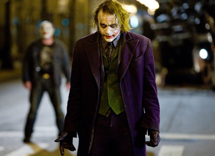 Heath Ledger jako Joker w filmie "Mroczny rycerz" /materiały dystrybutora