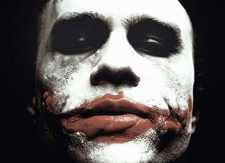 Heath Ledger jako Joker w "The Dark Knight" /