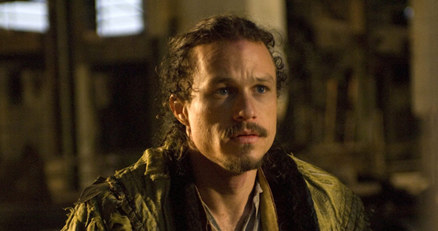 Heath Ledger w filmie "The Imaginarium of Doctor Parnassus" /materiały dystrybutora