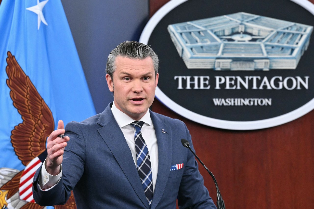 Hegseth o rakietowym zagrożeniu ze strony Iranu. Wcześniej modlił się o "miażdżącą przemoc"