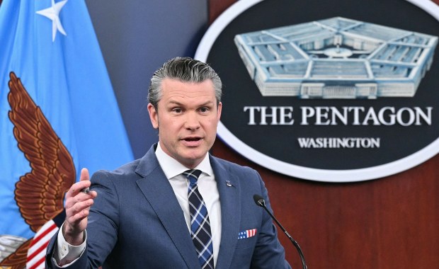 Hegseth o rakietowym zagrożeniu ze strony Iranu. Wcześniej modlił się o "miażdżącą przemoc"