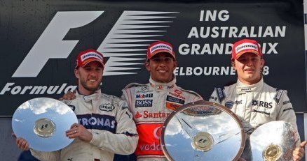 Heidfeld (z lewej) opuści BMW, a jego miejsce zajmie Rosberg (z prawej) /AFP