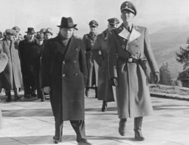 Heinrich Himmler na Krupówkach w otoczeniu działaczy góralskich /Narodowe Archiwum Cyfrowe /materiały prasowe