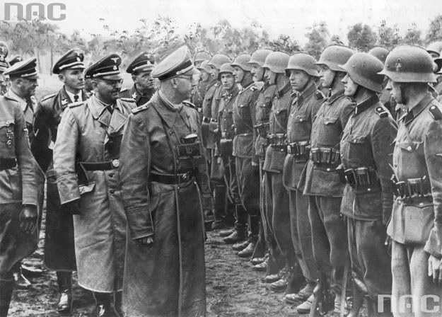 Heinrich Himmler przed oddziałem Dywizji Grenadierów Waffen SS-Galizien /Z archiwum Narodowego Archiwum Cyfrowego