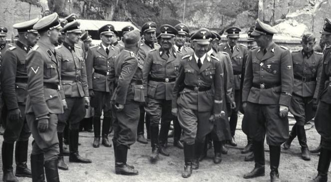 Heinrich Himmler wizytuje obóz koncentracyjny w Mauthausen /Wikimedia Commons – repozytorium wolnych zasobów /INTERIA.PL/materiały prasowe