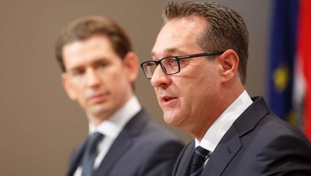 Heinz-Christian Strache (na drugim planie kanclerz Sebastian Kurz). /FLORIAN WIESER /PAP/EPA