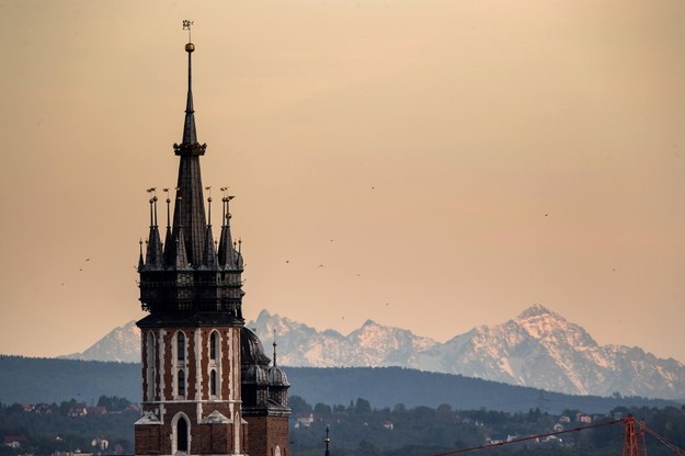 Hejnalica bazyliki Mariackiej w Krakowie, w tle widoczne Tatry, //Łukasz Gągulski /PAP