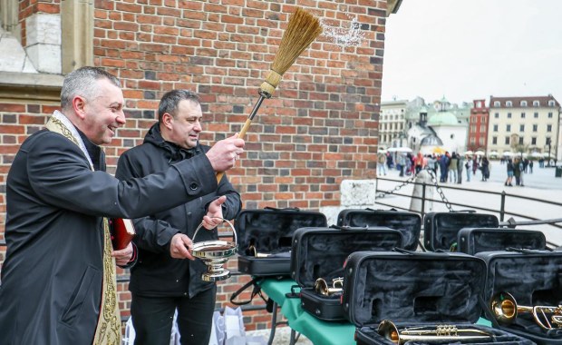 Hejnaliści z Krakowa dostali nowe trąbki. "Dobry, markowy sprzęt"