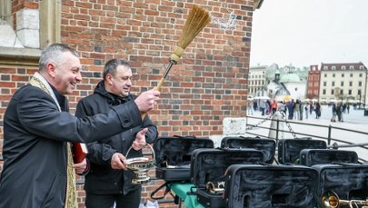 Hejnaliści z Krakowa dostali nowe trąbki. "Dobry, markowy sprzęt"