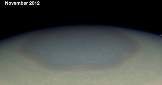 Heksagon na Saturnie zmienił kolor - wiadomo dlaczego /NASA