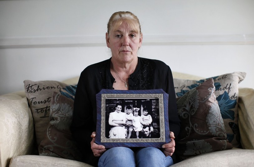 Helen McKendry z rodzinnym zdjęciem. Mama kobiety została zamordowana przez IRA /AFP /East News