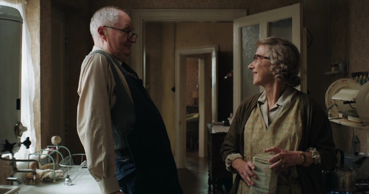 Helen Mirren i Jim Broadbent w filmie "Książę" /materiały prasowe