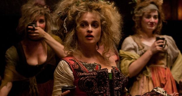 Helena Bonham Carter w scenie z filmu "Les Misérables: Nędznicy" /materiały dystrybutora