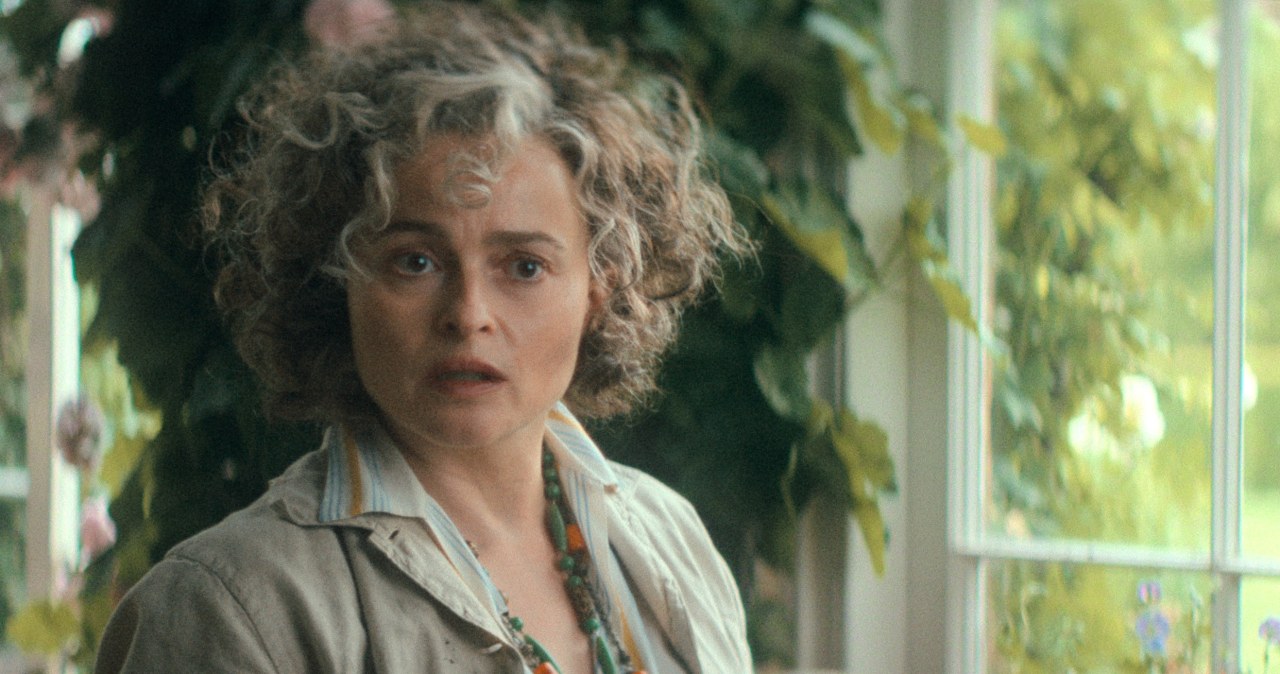 Helena Bonham Carter w serialu "Siedem Zegarów Agathy Christie" /Netflix