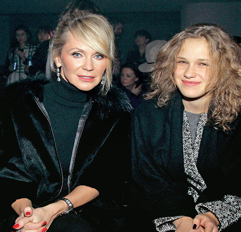 Helena Englert razem ze swoją mamą Beatą Ścibakówną zagrała w filmie kinowym „Układ zamknięty” w reżyserii Ryszarda Bugajskiego /Świat Seriali