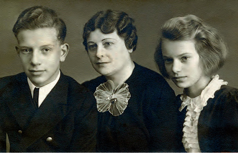 Helena Gronkowska z synem Leonem i córką Iwoną, Gdańsk, 1939 r. (ilustracja z książki "Kwiaty polskie na wygnaniu" /materiały prasowe