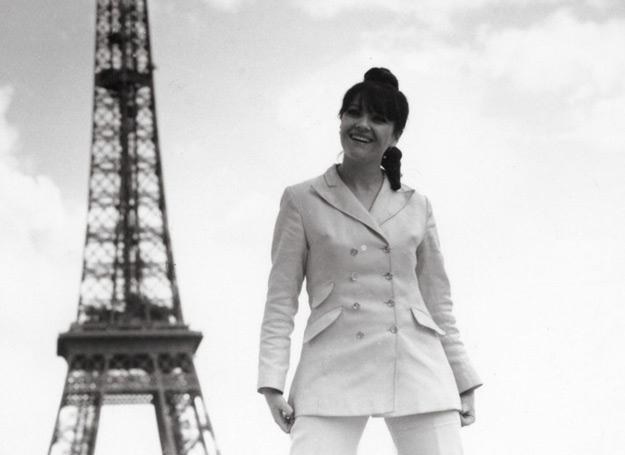 Helena Majdaniec pod wieżą Eiffla w Paryżu w latach 70. - fot. Marek Karewicz /East News
