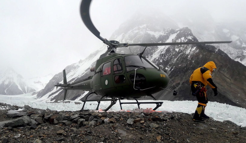 Helikopter AS550 Fennec  z ekipą ratunkową w bazie K2 /PAP
