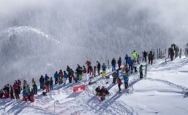 Helikopter dostarczył przekąski zawodnikom czekającym na start w St Moritz